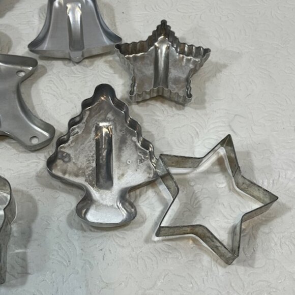 VTG 8 Various Biscuit Cookie Cutters Metal Gingerbread Man Stars Bell Tree Boot - Picture 5 of 12